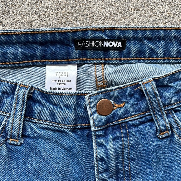 Fashion Nova Boyfriend Ripped Jeans. Size 28. - Picture 5 of 5